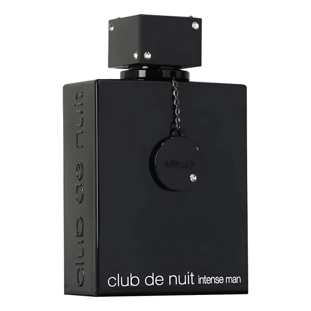 Frasco do perfume Armaf Club de Nuit Intense Man de 105ml na cor preta com detalhes em strass e corrente decorativa