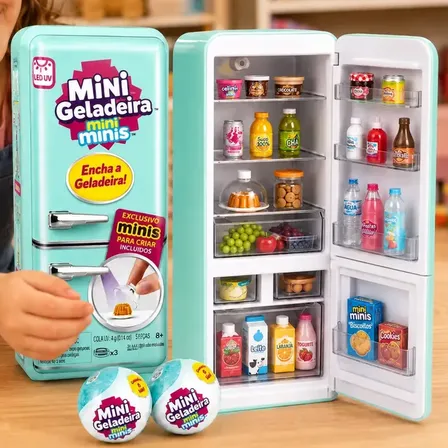 MINI GELADEIRA + 2 CÁPSULAS BOLA SURPRESA MINI BRANDS QUE FAZ PUDIM