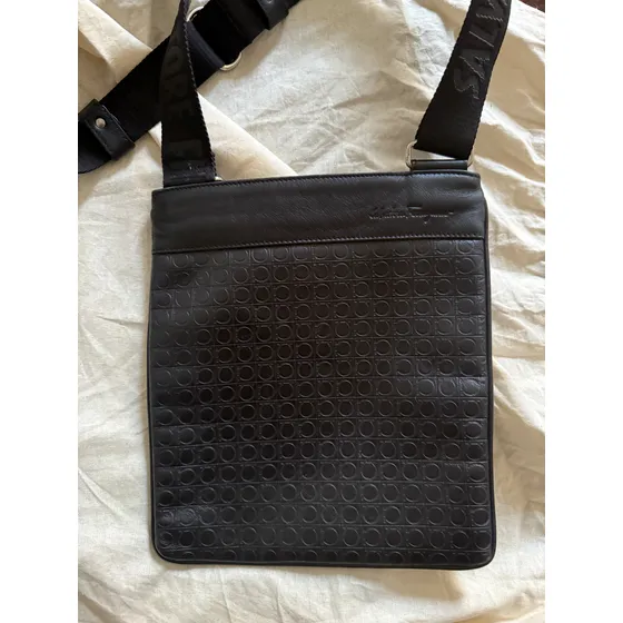 Mariconera Salvatore Ferragamo Piel Original  Impecable Negro Rayas Tela Negro