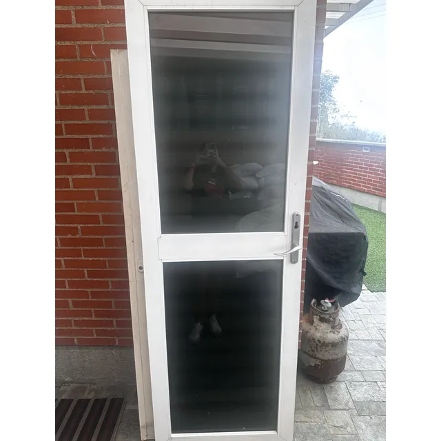 2 Puertas Tipo Rejas Y Una Puerta Con Cerradura En Vidrio