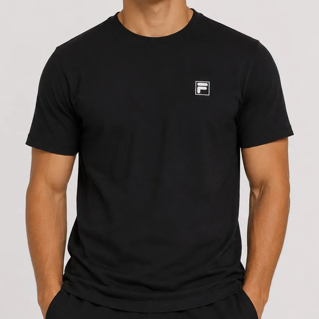 Camiseta Fila Comfort Classic na cor preta com logo da marca em branco no peito, vestida em um modelo