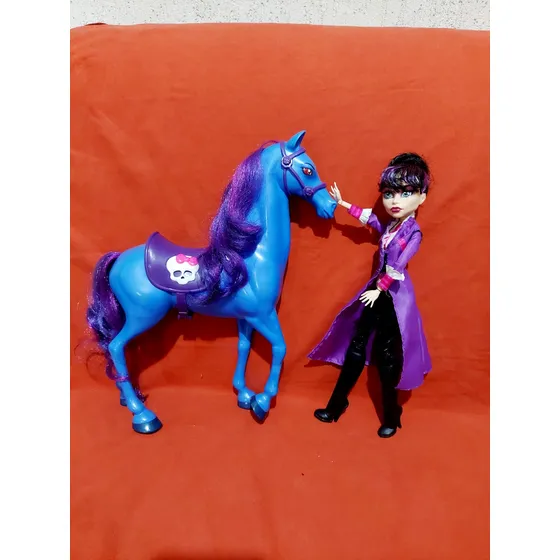 Boneca Monster High Diretora Sem Cabeça E Cavalo Pesadelo 