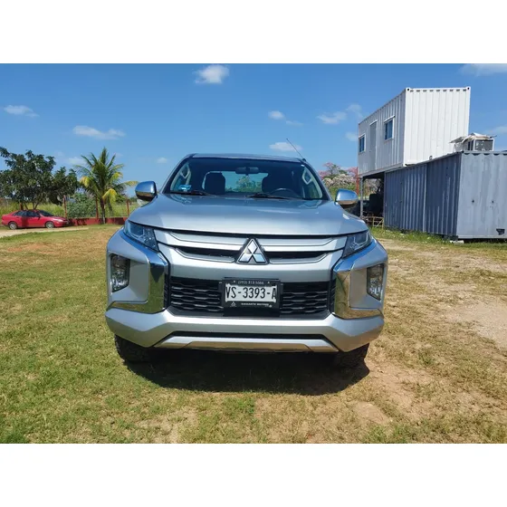 Mitsubishi L200 2.4 Cabina Doble 4x2 Mt