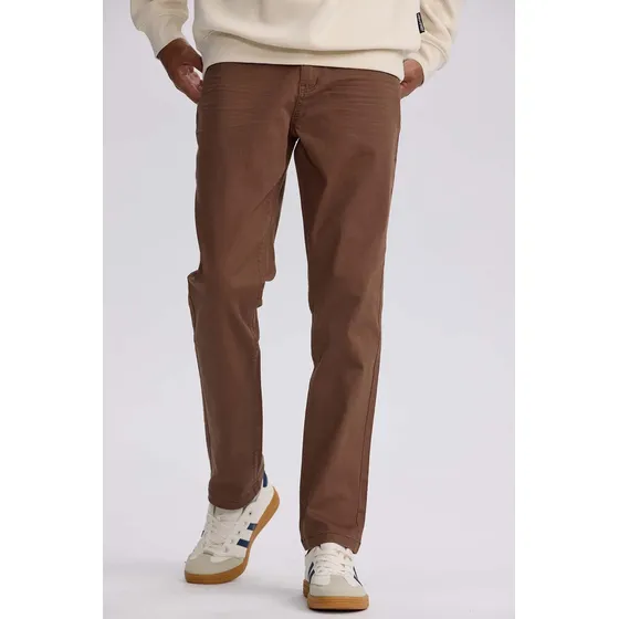 Jeans Hombre Slim Color Cafe