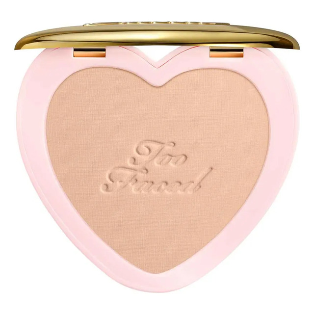Pó compacto Too Faced Born This Way Soft Blur em embalagem rosa em formato de coração com tampa dourada aberta