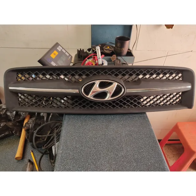 Parrilla Con Emblema De Capot Hyundai Tucson 04/10 Usad/orig