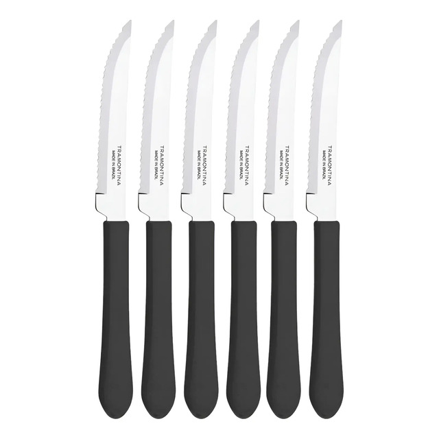 Conjunto de 6 facas de churrasco Tramontina com lâminas serrilhadas e cabos de plástico na cor preta dispostas verticalmente