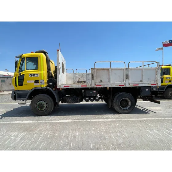 Camión Astra 4x4 Con Caja De Carga Con Barandas Rebatibles