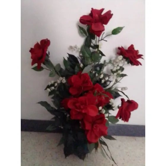 Ramo De Rosas En  Tela Gamusada Y Base De Ceramica