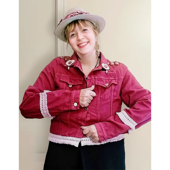 Campera Gabardina Fucsia Con Apliques Varios Y Flecos. Txl