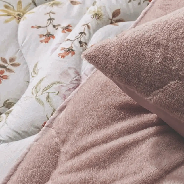 Detalhe do Coberdrom Altenburg Blend Comfort Casal mostrando um lado com estampa floral e o outro lado em tecido felpudo na cor rosa.