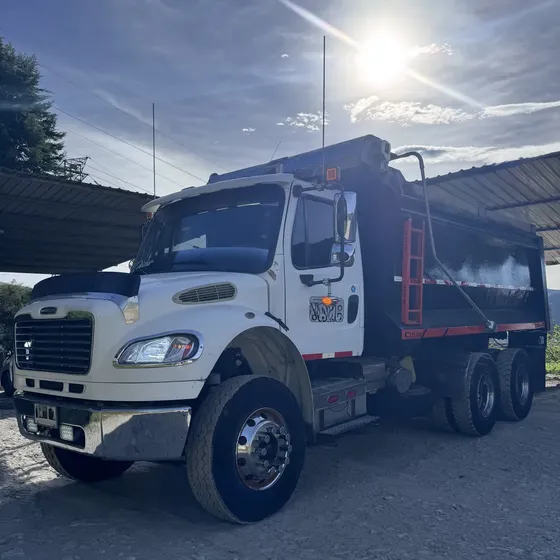 Volqueta Freightliner M2-106 2014