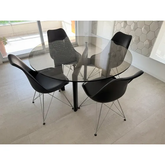 Juego Comedor Mesa Lc6 Y 4 Sillas Base Eiffel Asiento Eames Negro Liso
