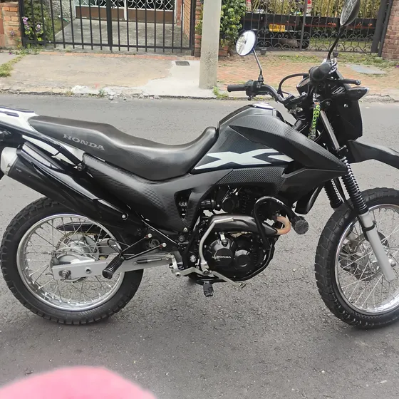 Moto Honda Xr190 Modelo 2022 Negra Con Blanco