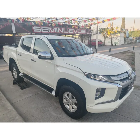 Mitsubishi L200 2.4 Cabina Doble 4x2 Mt