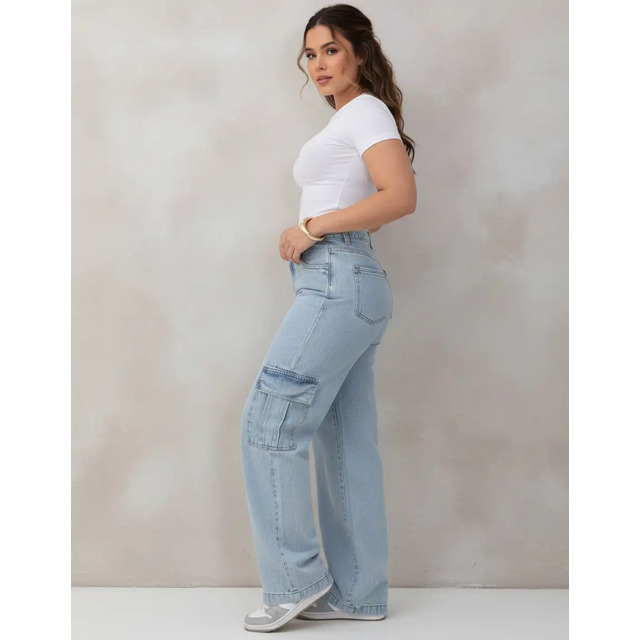 Modelo vestindo calça jeans feminina wide leg com bolsos laterais estilo cargo na cor azul claro
