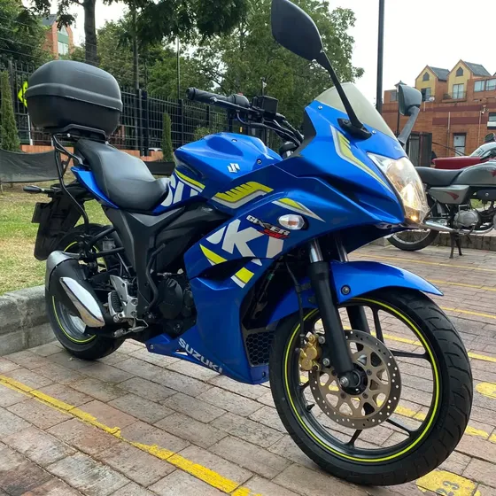 Suzuki Gixxer 150 Sf En Exelente Estado Con 2 Cascos Y Baul