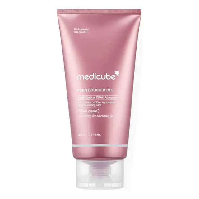 Embalagem bisnaga rosa do Medicube PDRN Booster Gel de 300ml em fundo branco