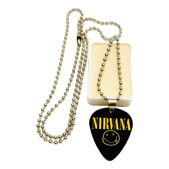 Dije De Púa Plumilla Con Cadena Nirvana Sonrisa