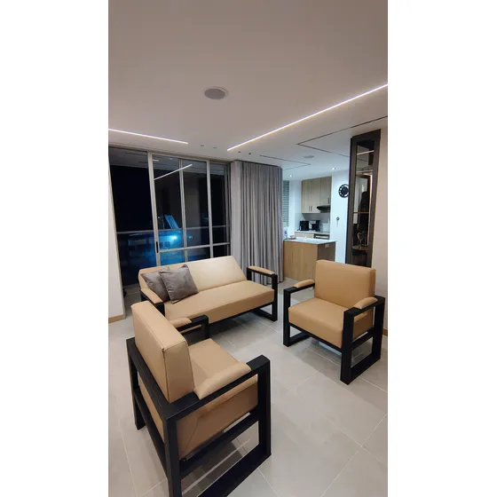 Sala En Cuero En Prana Con Pocos Meses De Uso, Para Amoblar