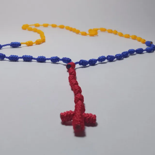 Rosario Tejido Tricolor En Macramé