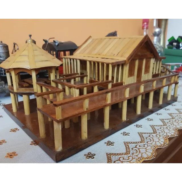 Casa Artesanal Indigena Para Decorar. De Madera