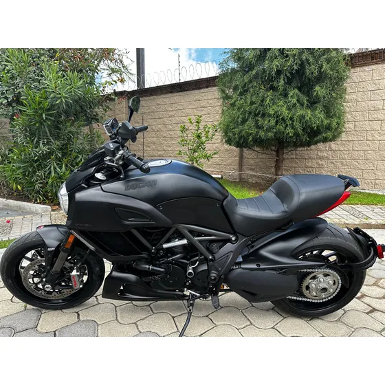 Ducati Diavel Dark. Semi Nueva. Único Dueño.