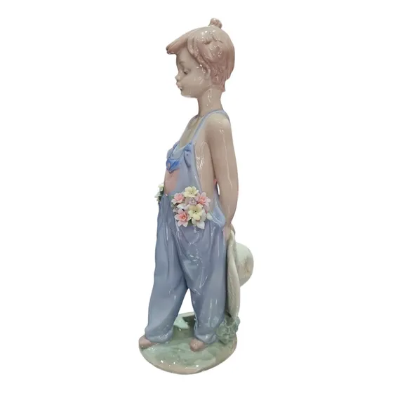 Figura De Porcelana Lladro Niño Jardinero Con Sombrero