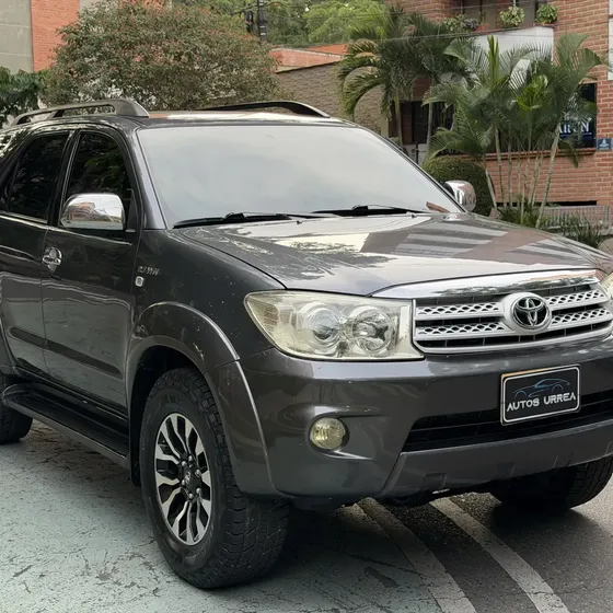 Toyota Fortuner 2011 2.7l 4x2 At