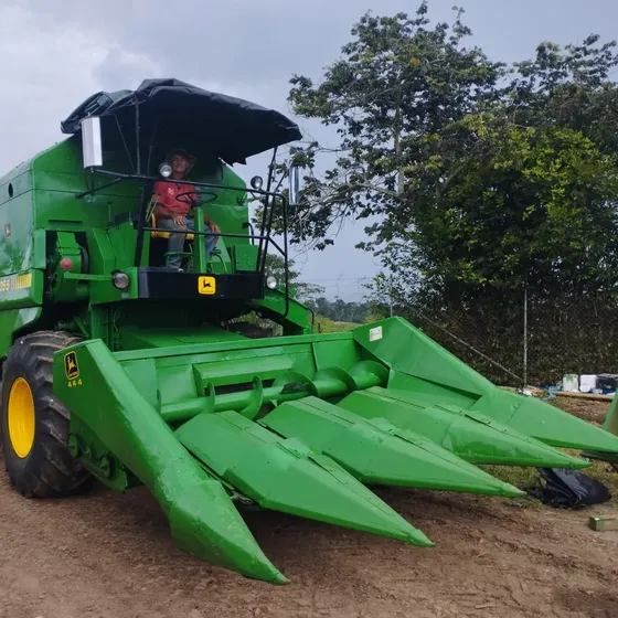 Cosechadora John Deere Con Cabezote Para Maíz De 4 Hileras.