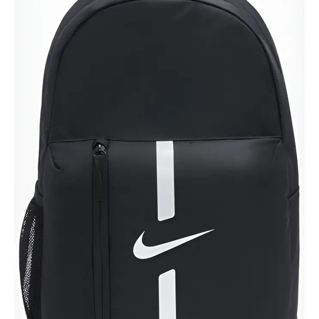 Vista frontal detalhada da mochila Nike Academy Team preta com logo branco e bolso vertical com zíper