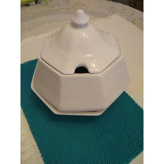 Sopera De Porcelana Con Plato Hexagonal - Usada