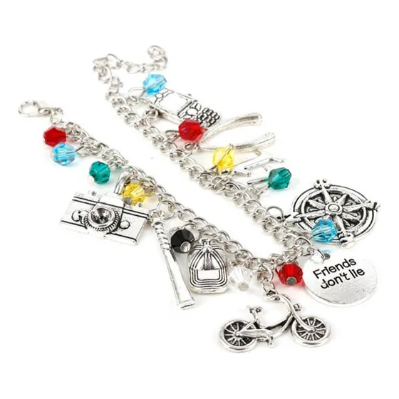 Pulseira Stranger Things Com Berloques E Fecho Ajustável