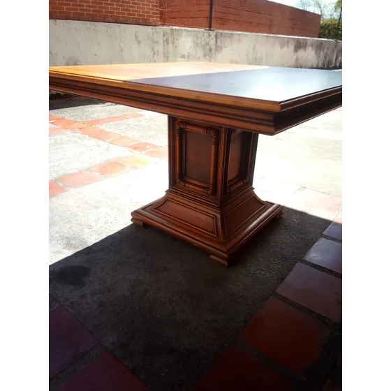 Mesa, Sillas Y Vitrina