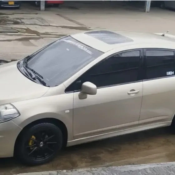 Nissan Tiida 2011 1.8 Premium 5 P