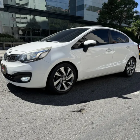 Kia Rio Spice 2015 1.4 Automático Sunroof Rin 17” Pantalla Luces Led Hermoso