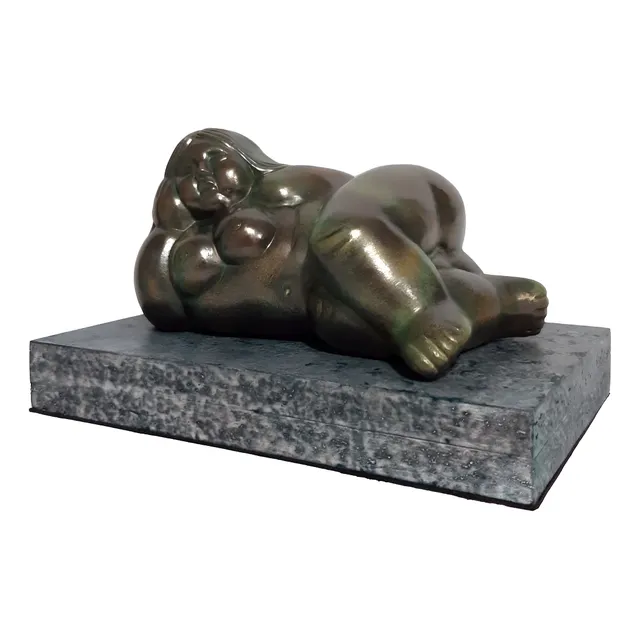 Escultura Tipo Botero Gorda Acostada En Cerámica.