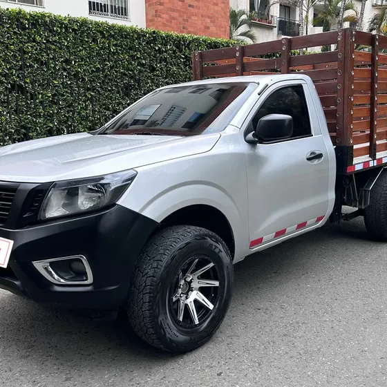 Nissan Np300 Frontier 2020 2.5cc Gasolina 4x2 Estaca