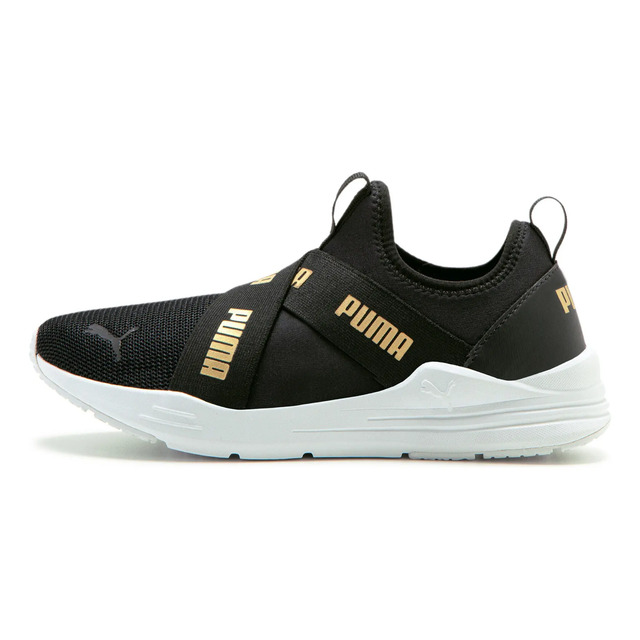 Tênis Puma Wired Run Slip-on feminino na cor preta com detalhes em dourado na tira elástica e solado branco