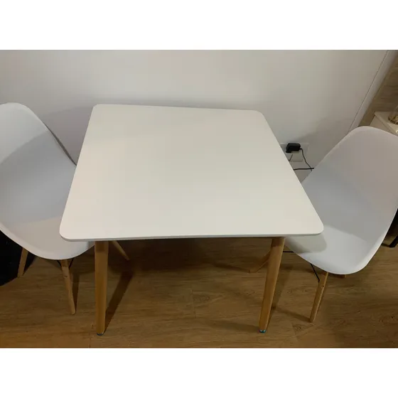 Mesa 80x80 + 2 Sillas Eames Blanca