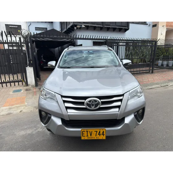 Toyota Fortuner 2.7l Mid