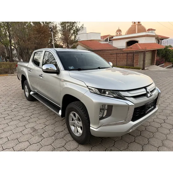 Mitsubishi L200 2.4 Cabina Doble 4x2 Mt