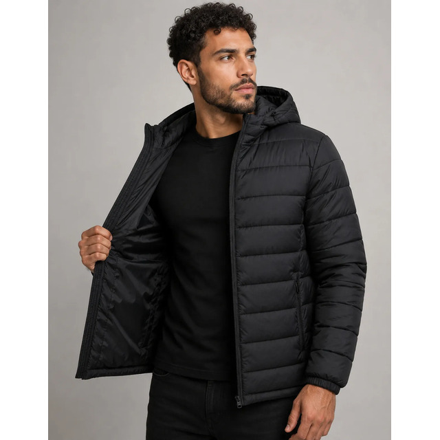 Homem vestindo jaqueta puffer preta modelo bobojaco com capuz, exibindo o forro interno e o acabamento reforçado em nylon