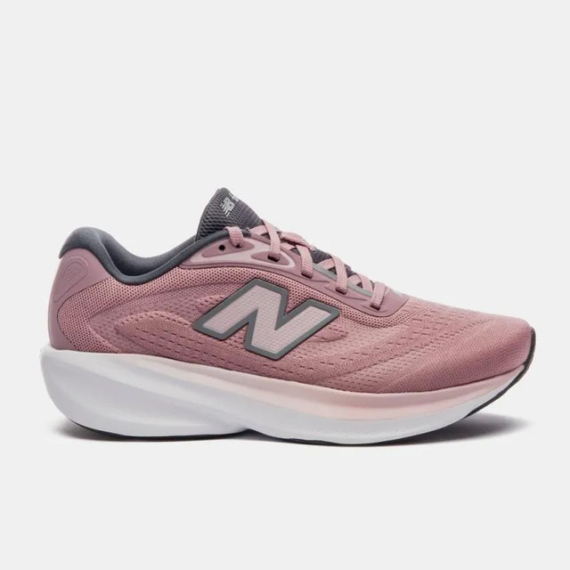 Tênis feminino New Balance Fresh Foam 680v9 na cor rosa envelhecido, exibindo o logotipo 'N' lateral e entressola branca.