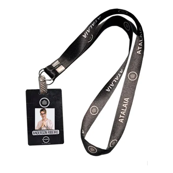 Kit Com 10 Crachás + 10 Cordões Personalizados + Arte