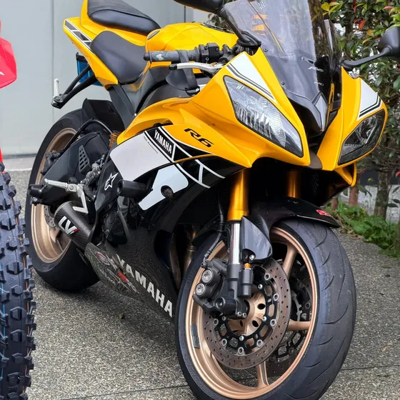 Yamaha R6 Como Nueva Estado 10 De 10, Y Con Muchos Juguetes