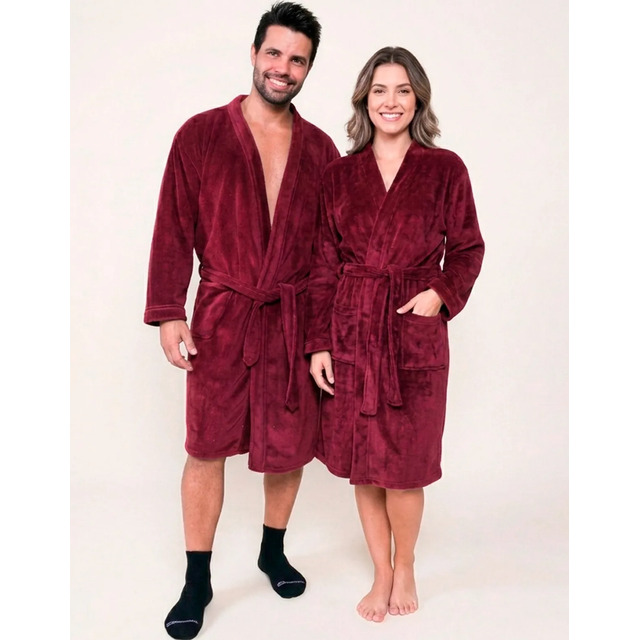 Casal posando lado a lado vestindo roupões de banho da marca Benévola na cor vinho, feitos em tecido de microfibra aveludado