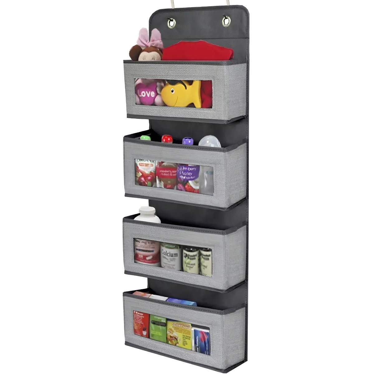 Organizador cinza de 4 prateleiras pendurado por ganchos, contendo brinquedos, mamadeiras, potes e itens diversos visíveis através de janelas transparentes.
