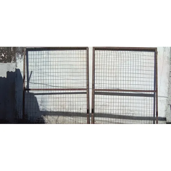 Porton De Dos Hojas De Hierro(angulos) Y Malla Con Trabas