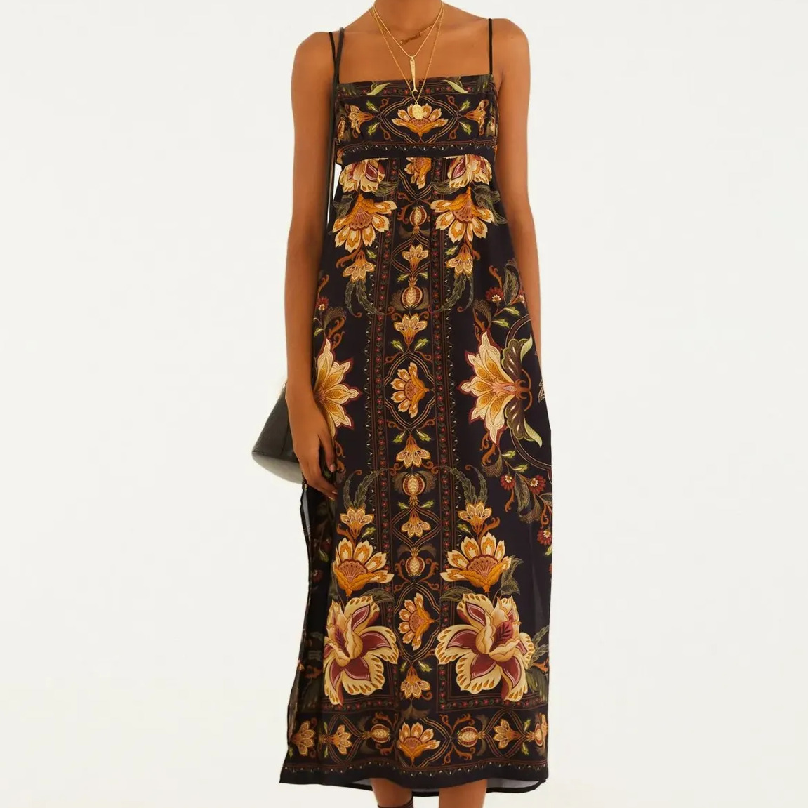 Modelo vestindo vestido Farm cropped com estampa floral Jardim Majestoso em fundo preto, com alças finas e comprimento midi.